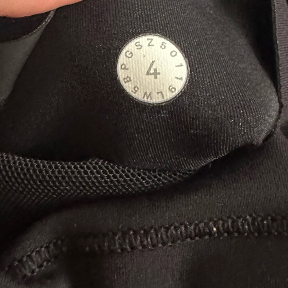 Lululemon In Movement Tight 25" *Everlux - Black SZ 4 - Picture 2 of 5